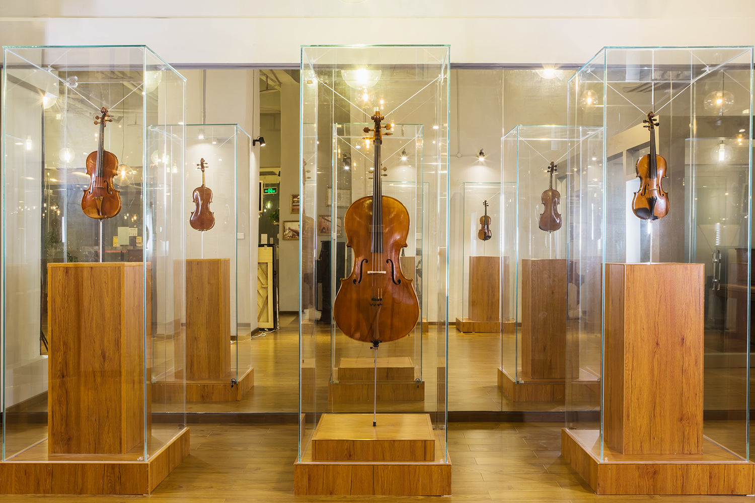 Centuries-Old Master Violins Land in Chongqing, Captivating Music Lovers